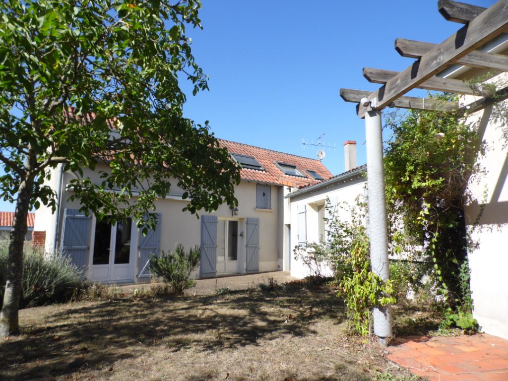 Grande maison 4 CHAMBRES avec terrain clos et garage - 213755