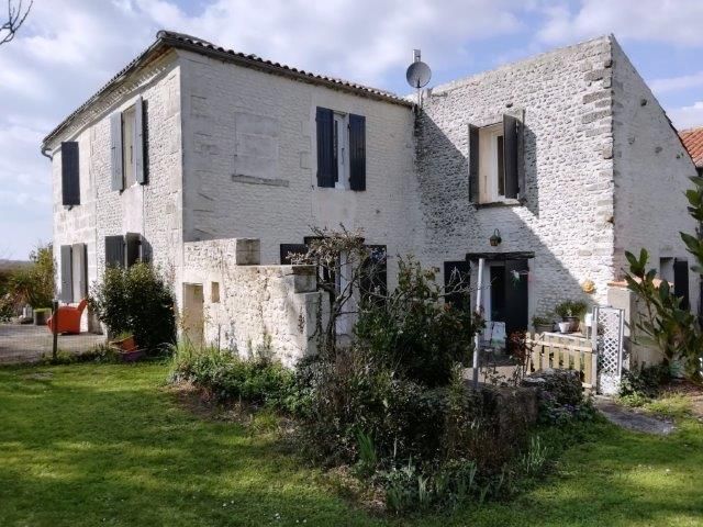 Maison charentaise - 9 pièces, 5 Chambres - à la campagne