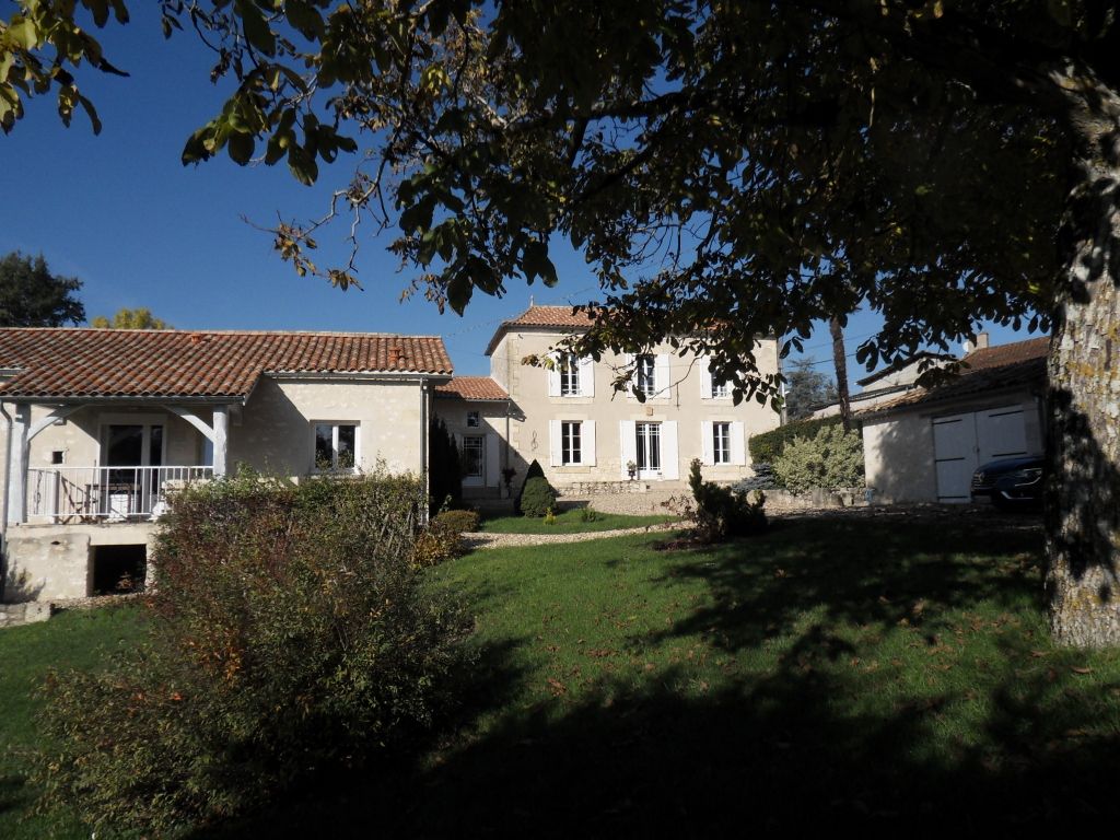 Maison de maître 8 pièces , gite T3, dépendances 250 m² et parc 13149 m²