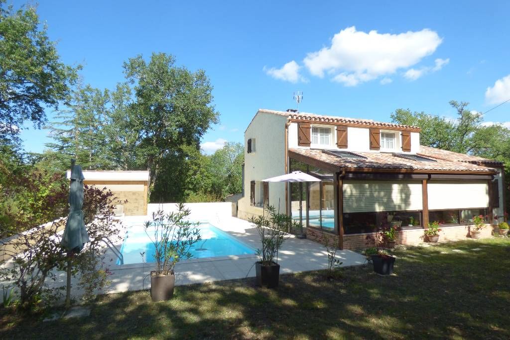 CAHORS Maison 6 pièces avec 4 chambres, sur 5500 m2 de terrain avec piscine