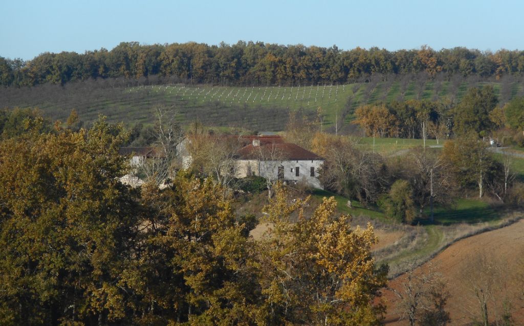 Corps de ferme en pierre au calme avec vue dominante