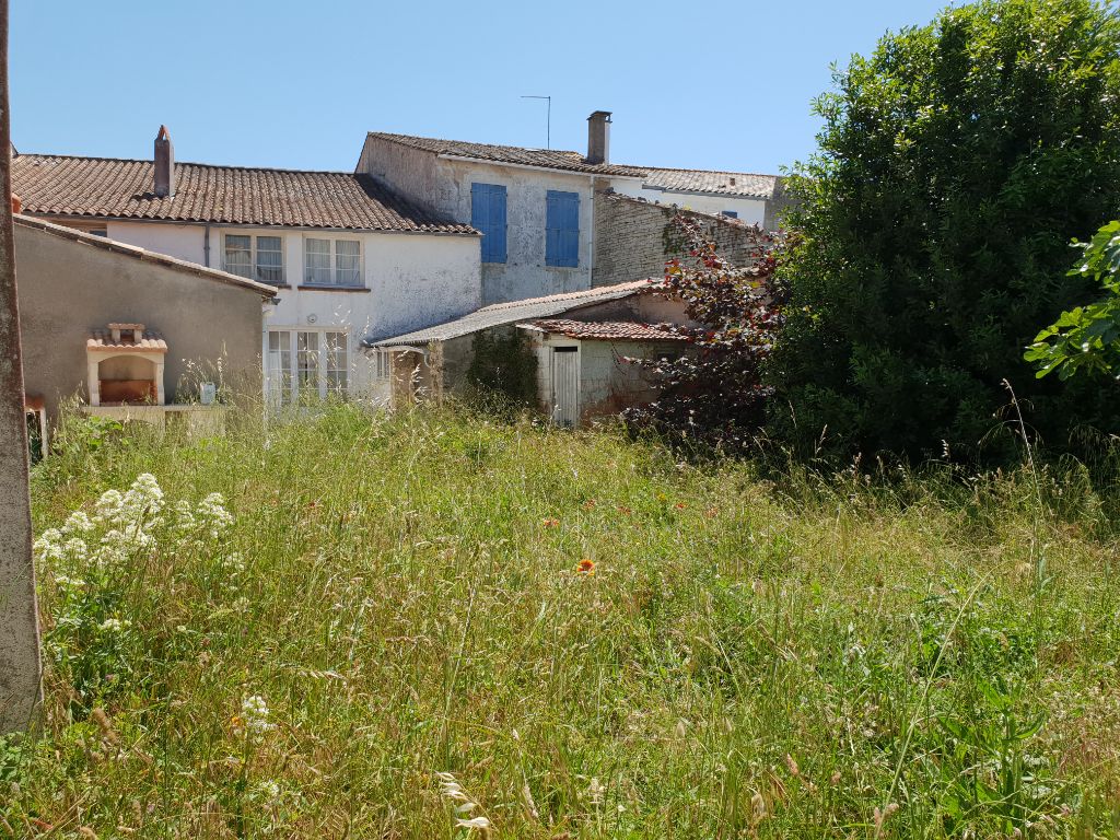 ILE DE RE - MAISON DE VILLAGE 150 m2  TRES BON EMPLACEMENT - 4 CH -  GARAGE - JARDIN 320 M2 CLOS