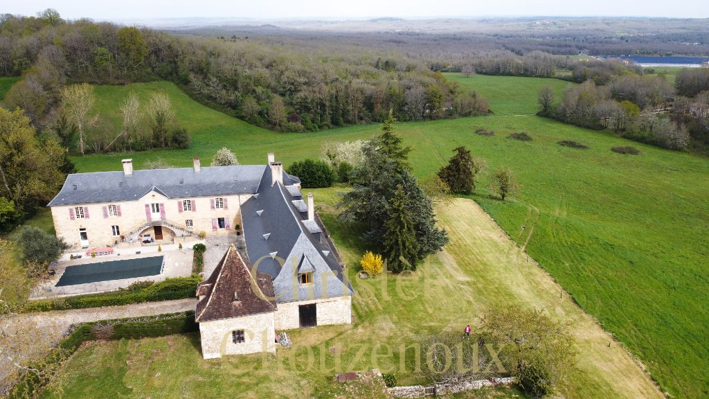 24210 Thenon : château avec piscine sur 28 hectares