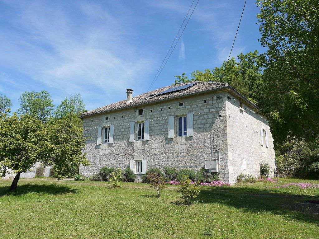 Maison de caractère avec gîte, piscine chauffée et dépendances en très bon état