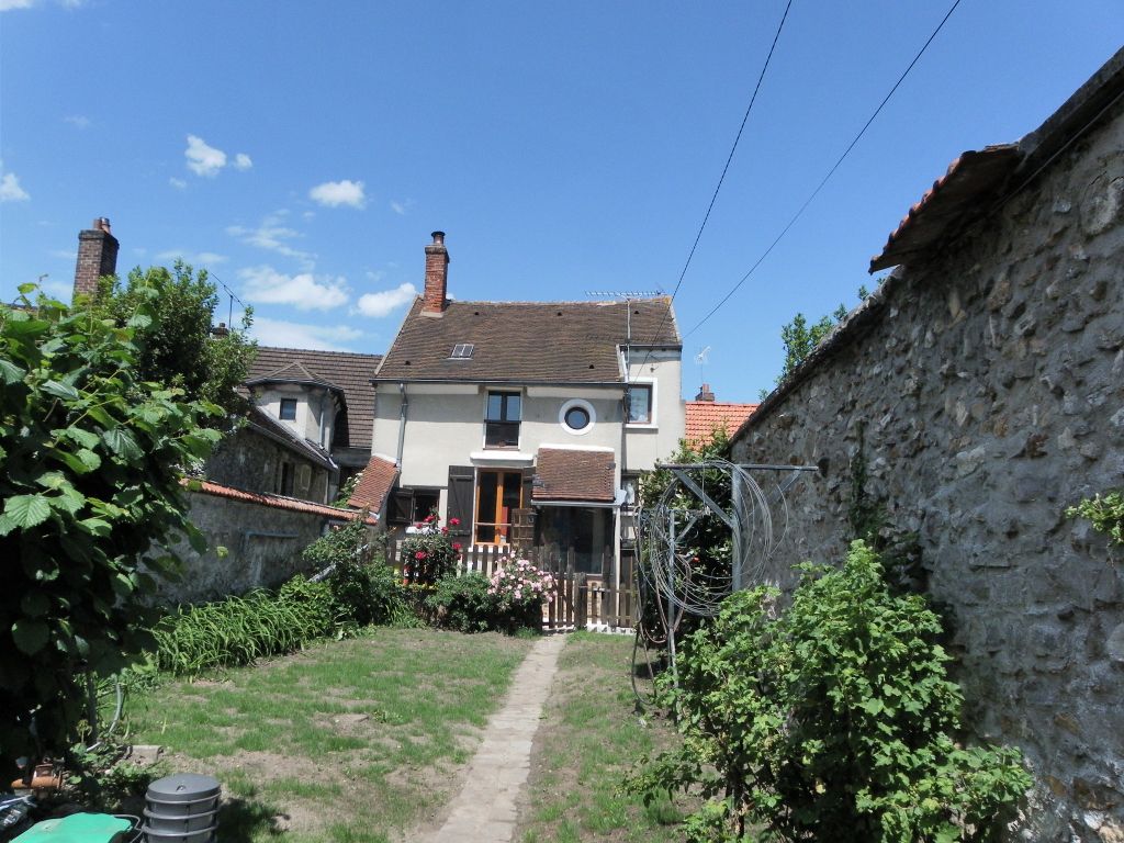 Marines même. Maison avec terrain et garage