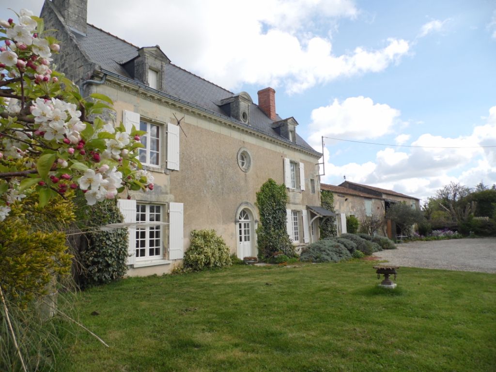 Propriété de charme avec 1.7 hectares de terrain clos - 222424