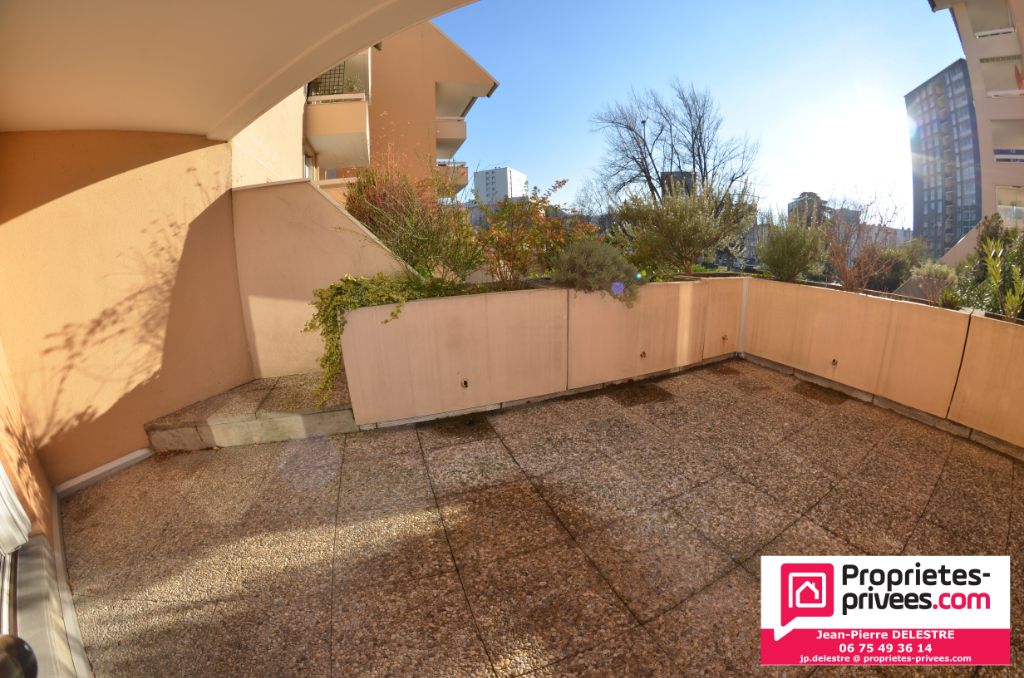 2 PIÈCES  52 m²  et TERRASSE  de 20m²  - Echirolles village  avec cave et Parking privatif