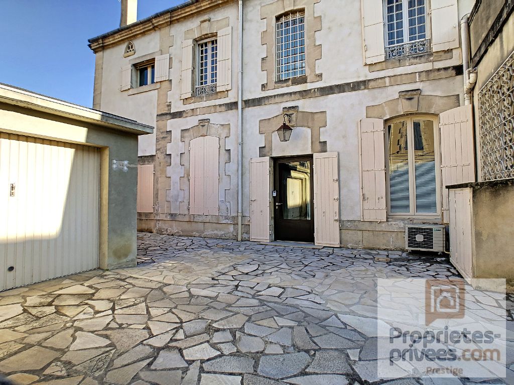 Maison de ville avec une grande cour - terrasse et un local professionnel