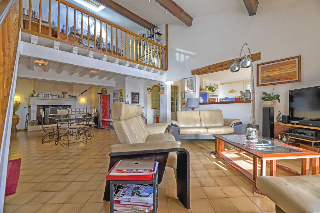 Maison - 8 pièces - 4 ch - 240 m2 - Montfrin 30490