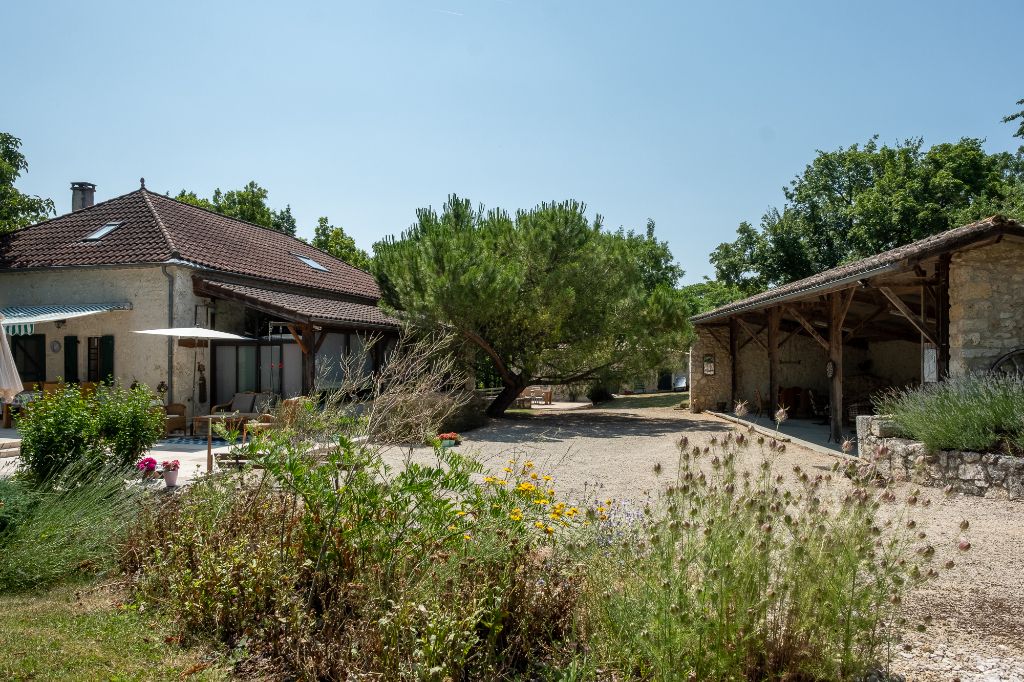 Propriété avec gîte et piscine, vue dominante sur 8 ha