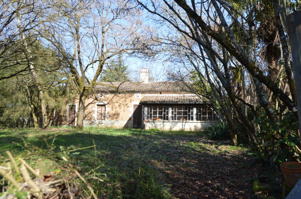 Maison en pierres avec dépendances sur 3 hectares de terrain