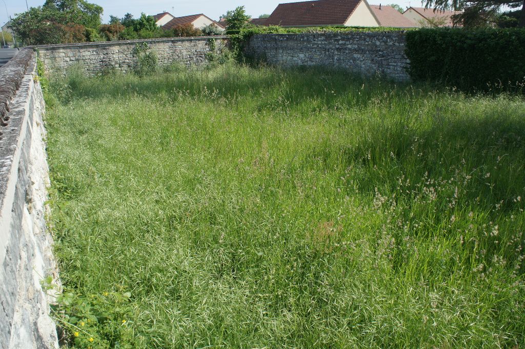 TERRAIN CONSTRUCTIBLE  897 M² CLOS DE MUR A VIABILISER