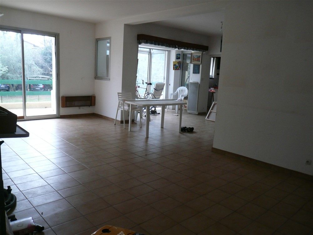 GARD. 30. NIMES. Maison  8 pièces de 196 m2 sur terrain clos et arboré de 1600 m²