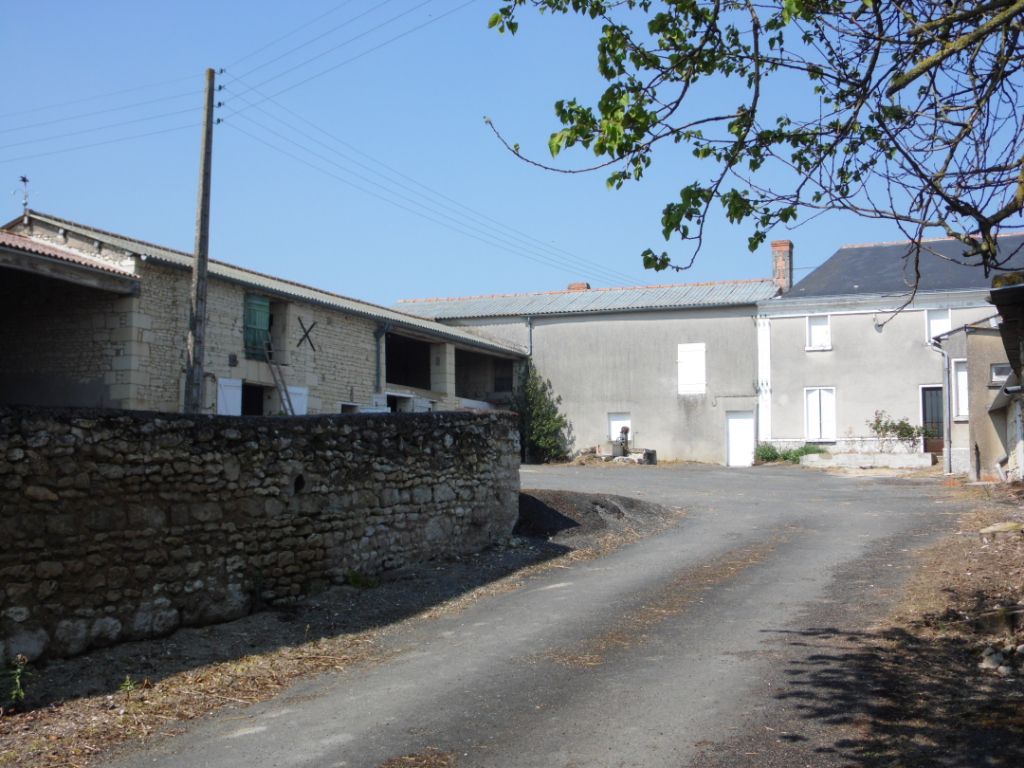 Corps de ferme a rénover avec grandes dépendances - 232615