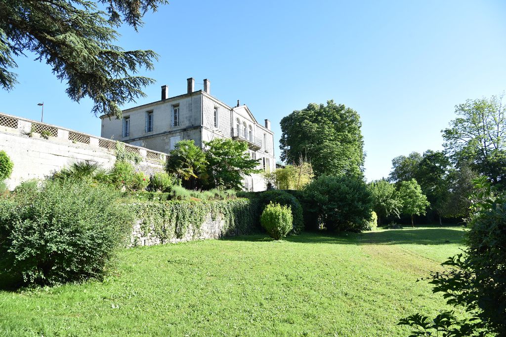 Appartement Gond Pontouvre 7 pièce(s) 212.2 m2