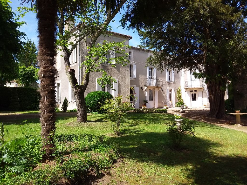 MAISON DE MAITRE - Villefranche De Lonchat 290 m2, 10 pièces, 8663m² de terrain