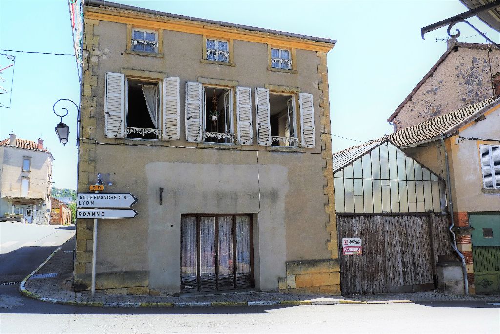 Maison avec cour sous verrière,dépendances Thizy Les Bourgs 85 000