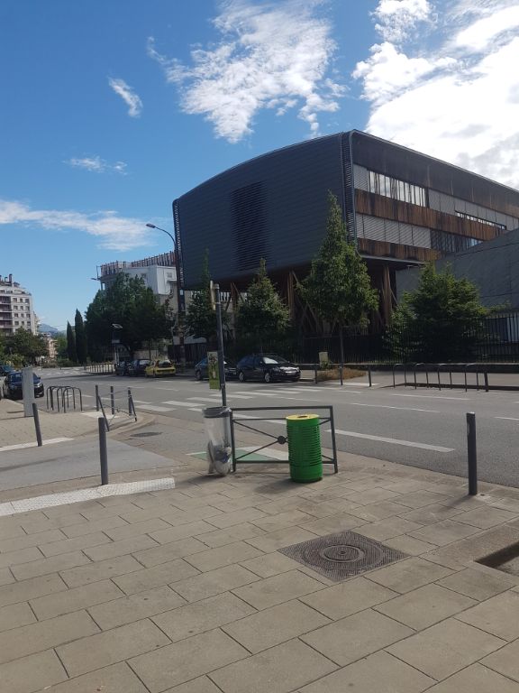 EXCLUSIVITÉ GRENOBLE -- MURS Local Commercial de 107 m²