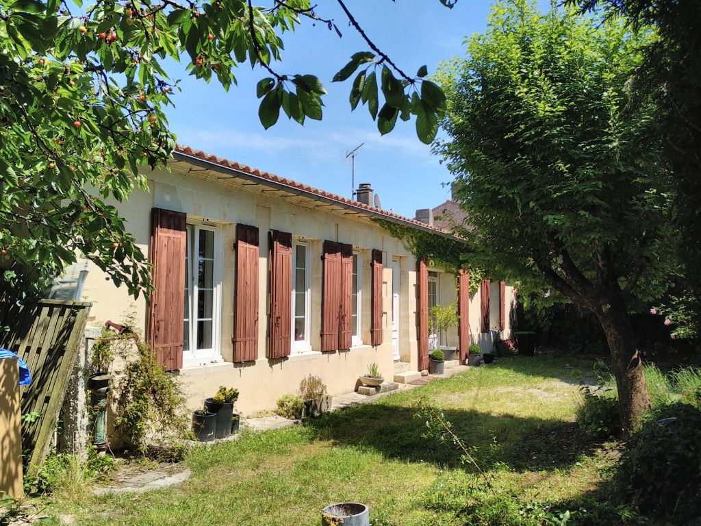 Blaye  : Belle maison de pays avec jardin , piscine et son gîte ninépendantt