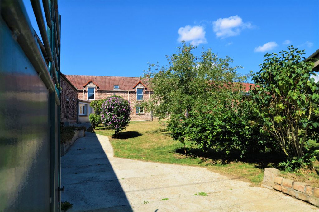 Ancienne fermette avec sa belle cour fermée et son jardin sans vis à vis bâtie sur 958m²