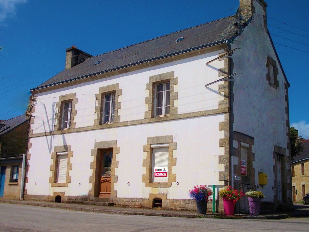 Grande maison en pierre 5 chambres avec jardin au calme, à rénover