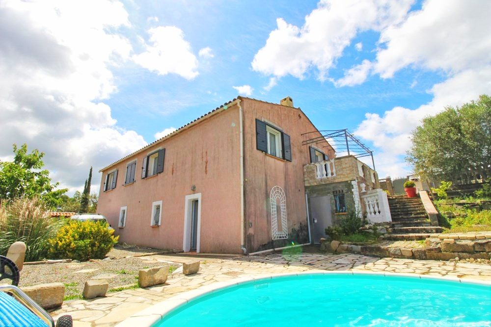 Villa de plain-pied avec piscine