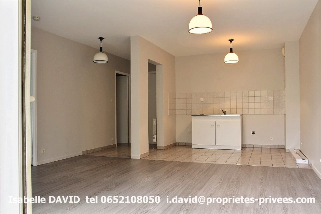 Appartement Rumilly 2 pièces , 47 m2, avec balcon et cave .Entièrement rénové.Quartier calme