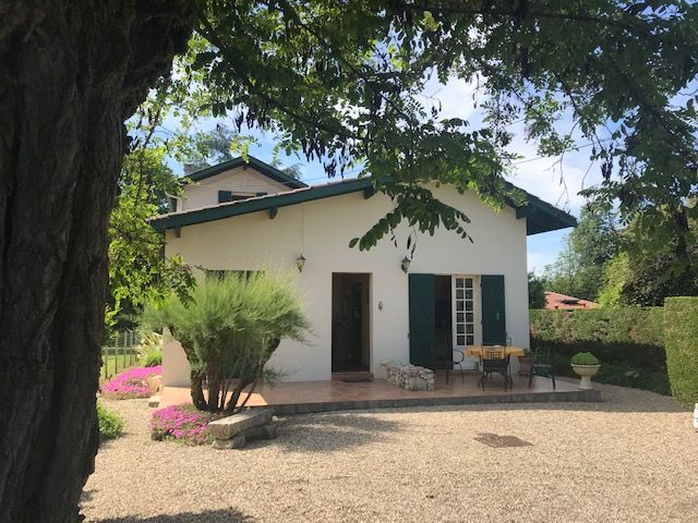 Belle villa de construction traditionnelle accès et vue rivière