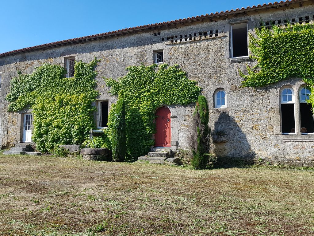 Ancien logis seigneurial et son parc de 4000m²