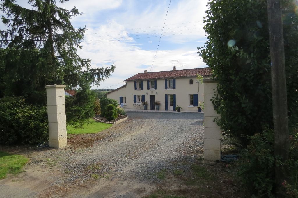 Longère restaurée  dans sa campagne vallonnée