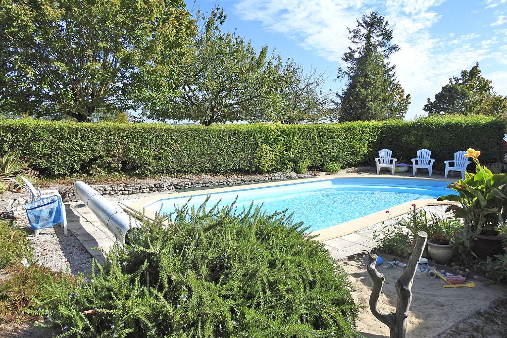 Maison Gensac La Pallue 8 pièce(s) 200 m2
