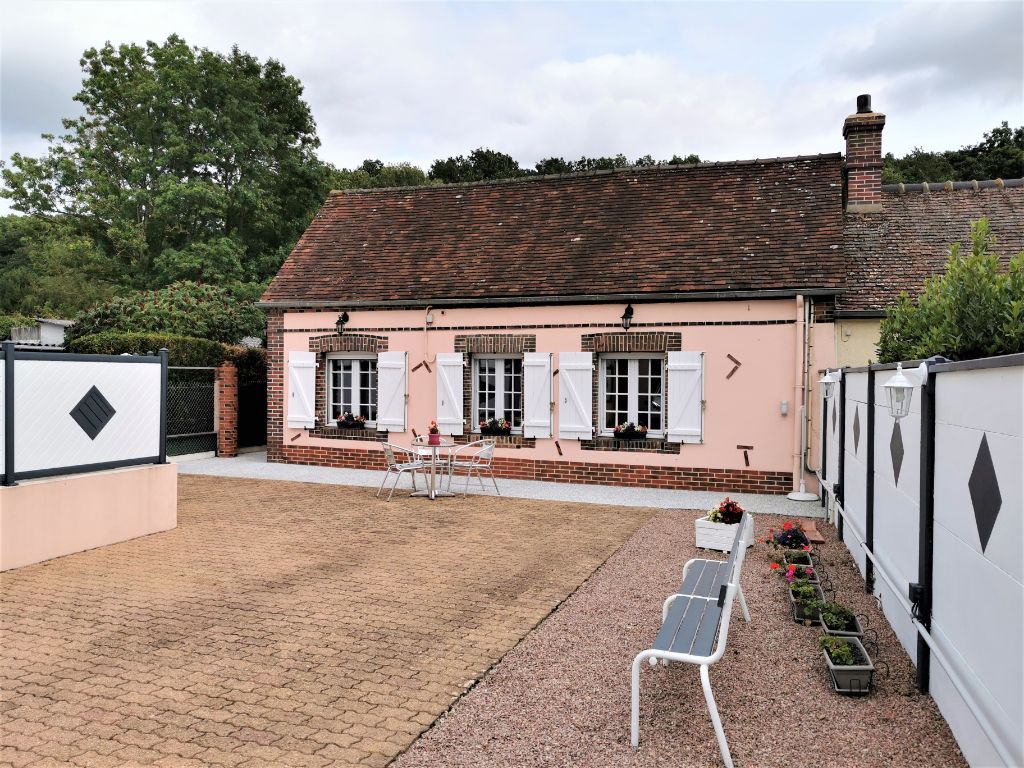 Maison 4 Pièces 110m² Bérou La Mulotière (28270), 2 chambres, dépendances, caves voûté, cheminée avec insert, Portail motorisé, terrain clos de 800m² sans vis à vis, Prix HAI : 181 982 uros