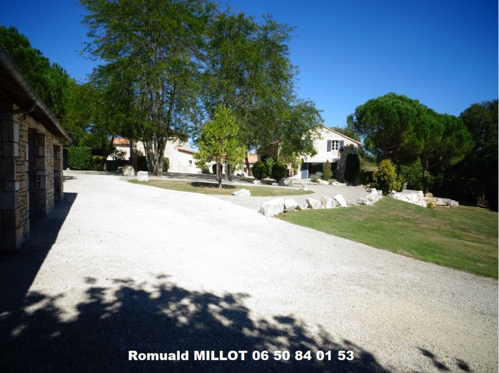 Deux maisons en pierre sur un domaine à Chazelles