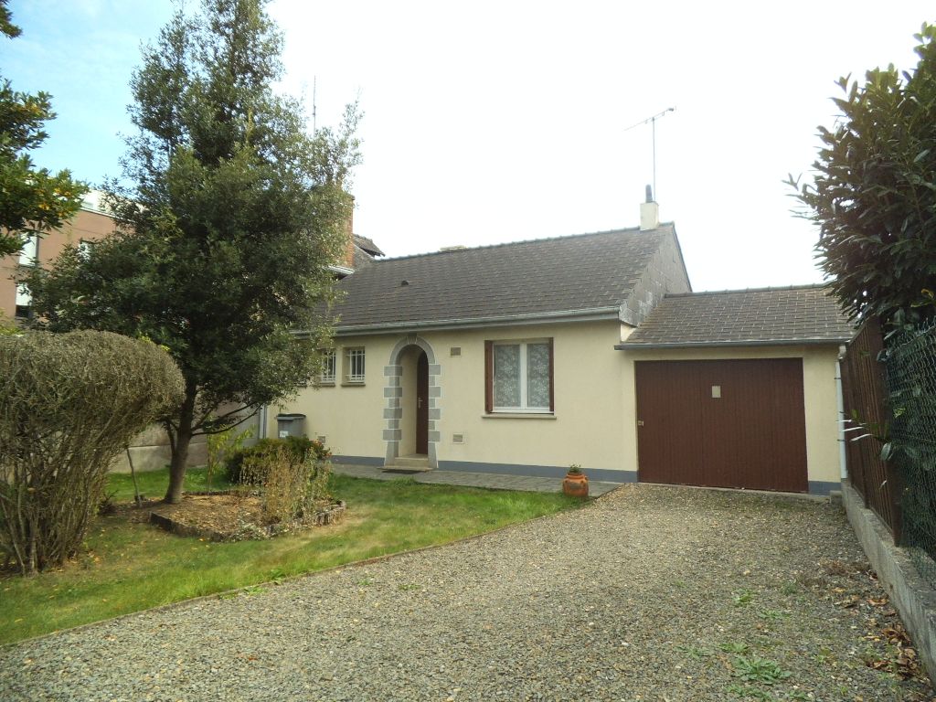 Maison  de plein pied de type 2  d'environ 60 m2 sur un terrain clos arboré de 328 m2 au prix de 283 500 euros HAI