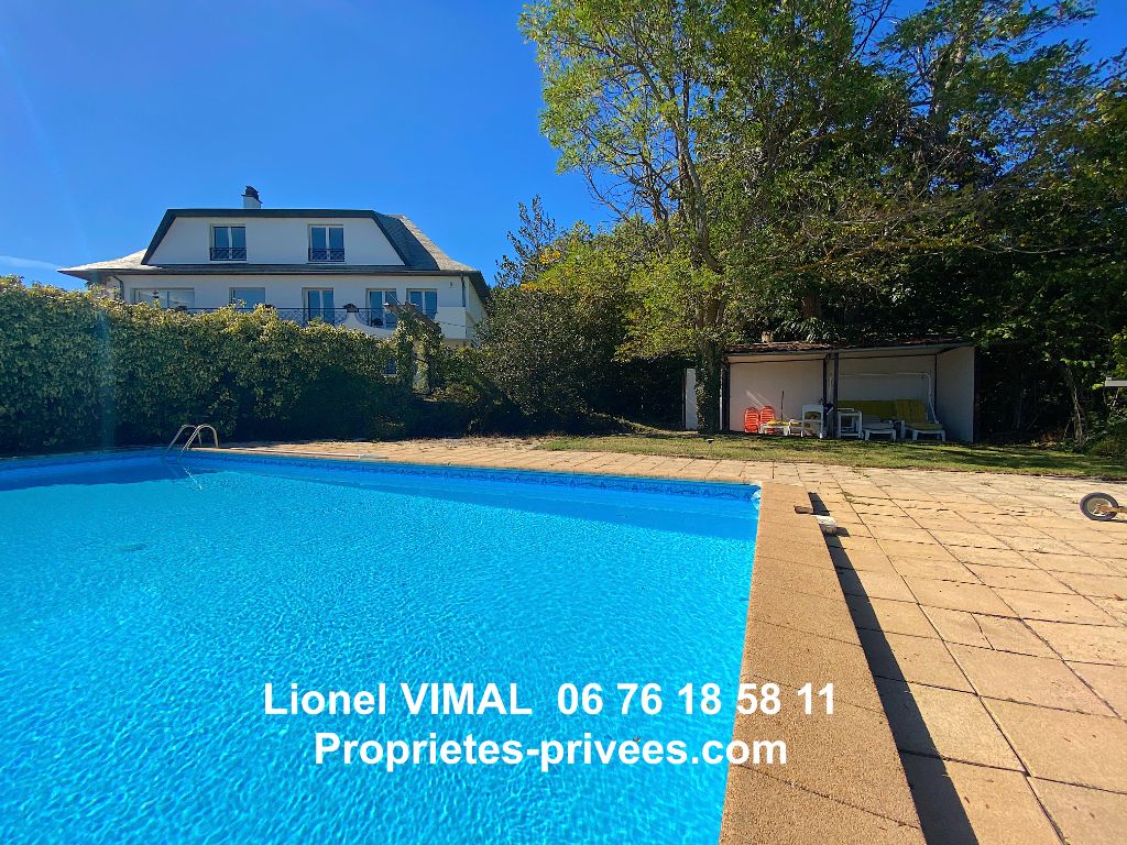 Villa Orcines 184 m2 env avec piscine sur terrain arboré