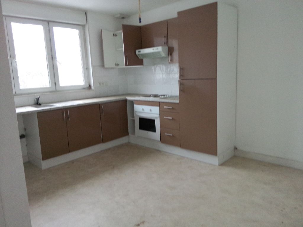 Exclusivité: Ensemble immobilier avec 3 appartements, maison à rénover, grange en pierre, terrain