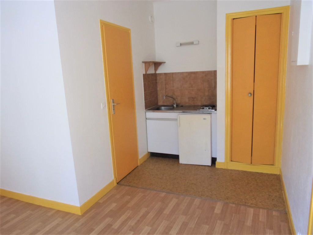 56100 Lorient  Proche Centre Studio 18 m² Rez de chaussée avec cave et cour commune Prix 39 990