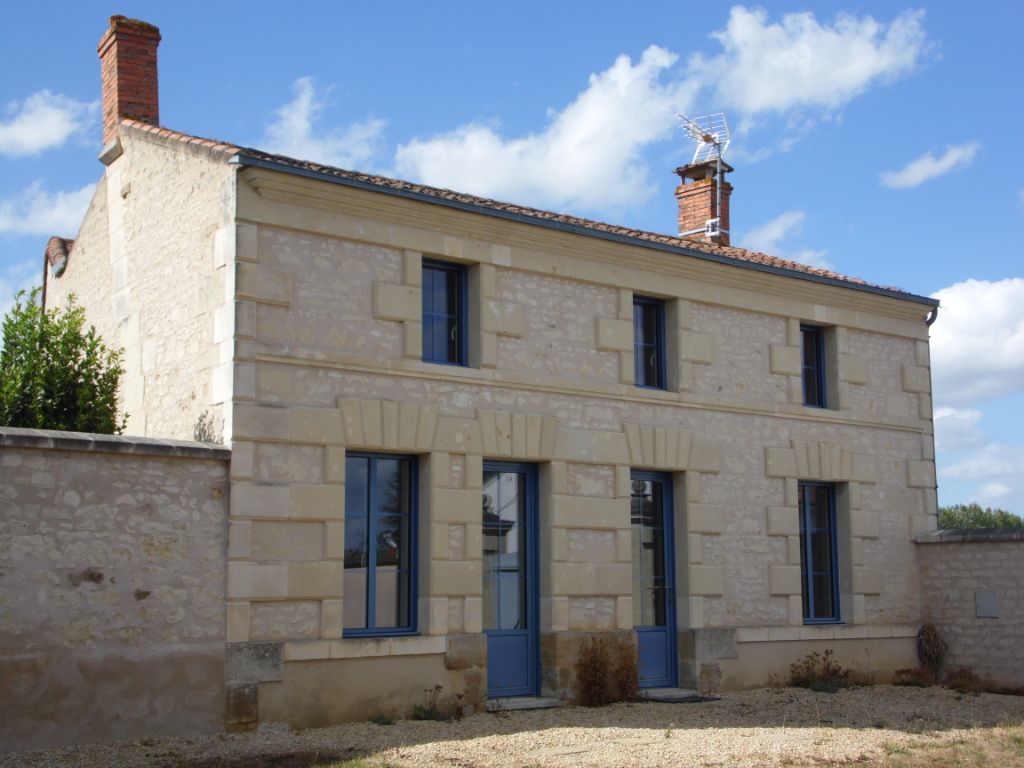 Maison ancienne rénovée avec garage et terrain clos de murs - 246908