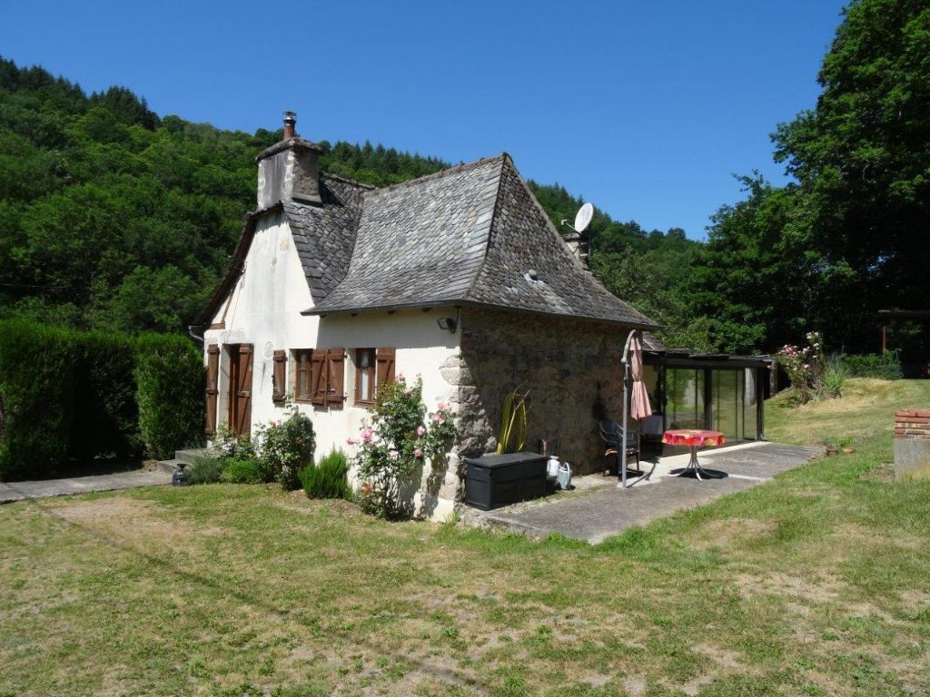 Proche vallée du Lot - Fermette avec terrain de 2ha13 + sources