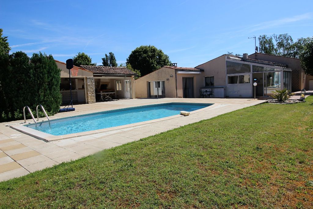 VILLA avec PISCINE - 197 m² - 4 CH, au calme, à 2 km du centre ville