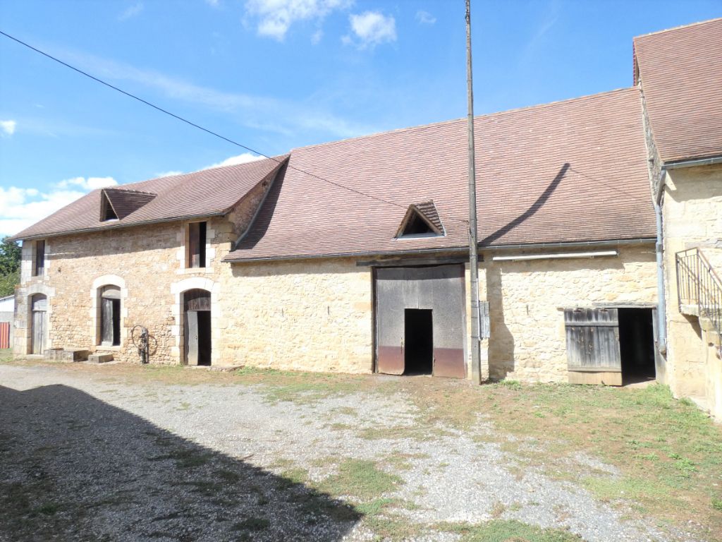 Ancienne ferme 130m² habitables / 2 granges / terrain 5 hects