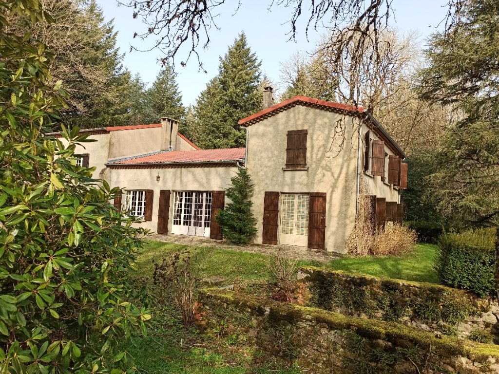 A vendre Maison de campagne rénovée avec étang privé sur 10 ,7 HA