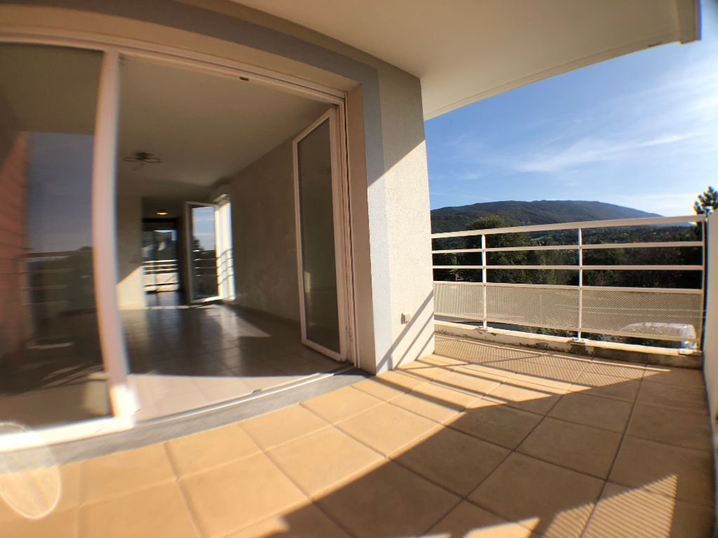 Rare à la vente : Seynod, Appartement traversant de 65m², 2 balcons vue montagne, 2 places parking privée, garage dans résidence récente, calme, proche entrée autoroute Annecy Sud