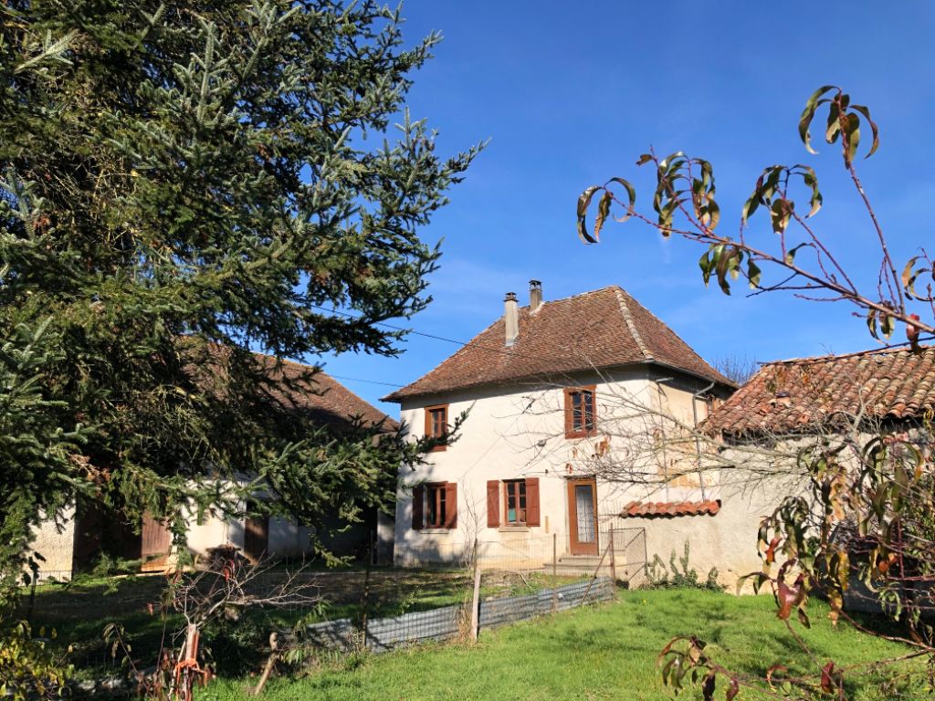 Maison à rénover avec dépendances et grand terrain