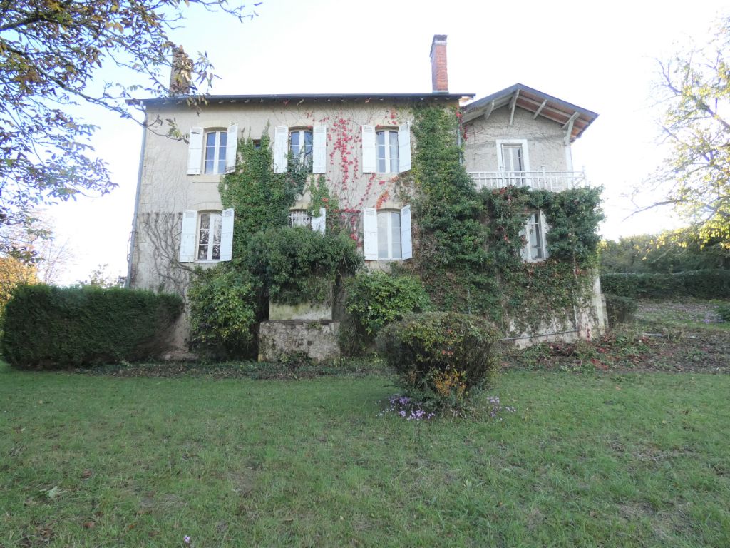 Maison Hautefort 13 pièce(s) 254 m2 / Terrain 6000m²