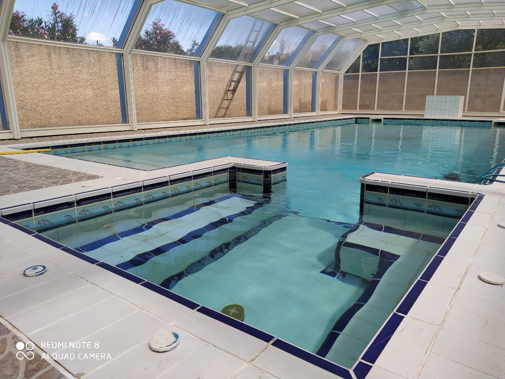 Terrain constructible et piscine couverte