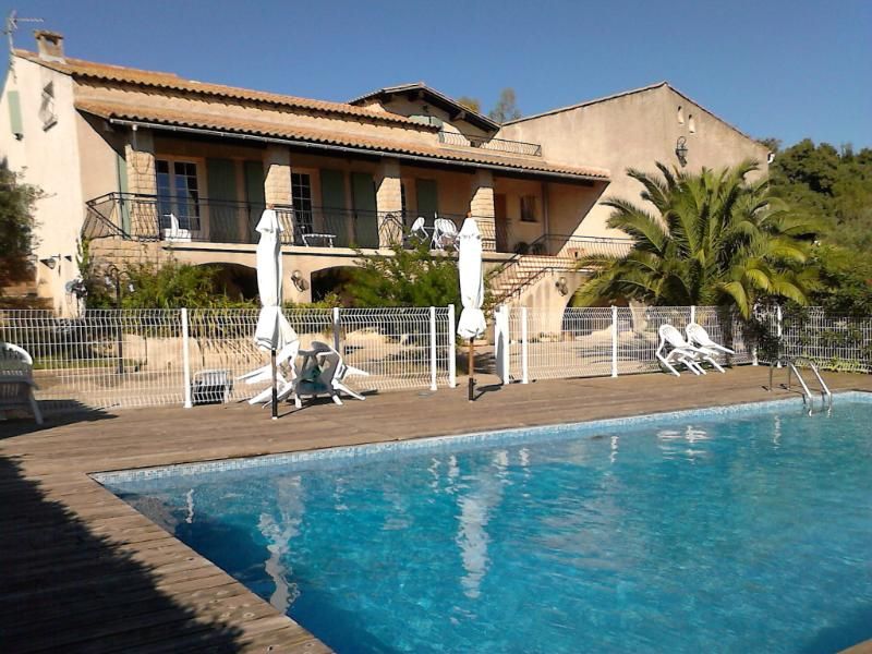 GARD. NIMES. Villa de 7 pièces de 220 m2 avec piscine sur terrain clos et arboré de 2600 m2