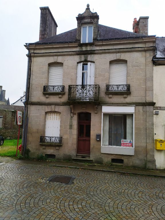 Maison pierre avec cour au centre de Guémené 110 m2