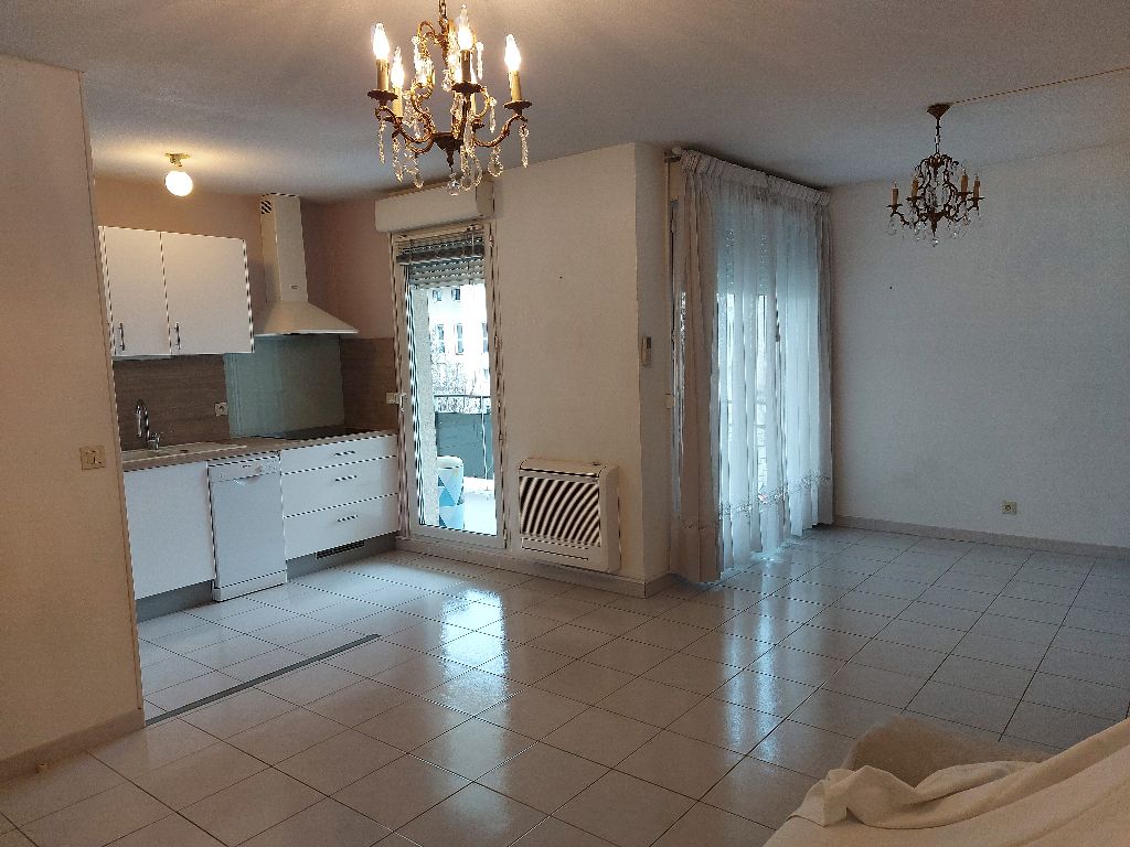 GARD. 30. NIMES. Appartement de 62 m² de 3 pièces entièrement rénové en centre ville
