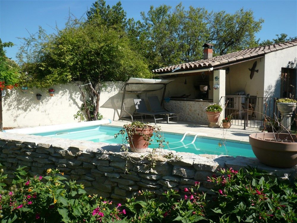 GARD. 30. NIMES. Villa de plain pied avec piscine sur un terrain arboré de 1100 m²